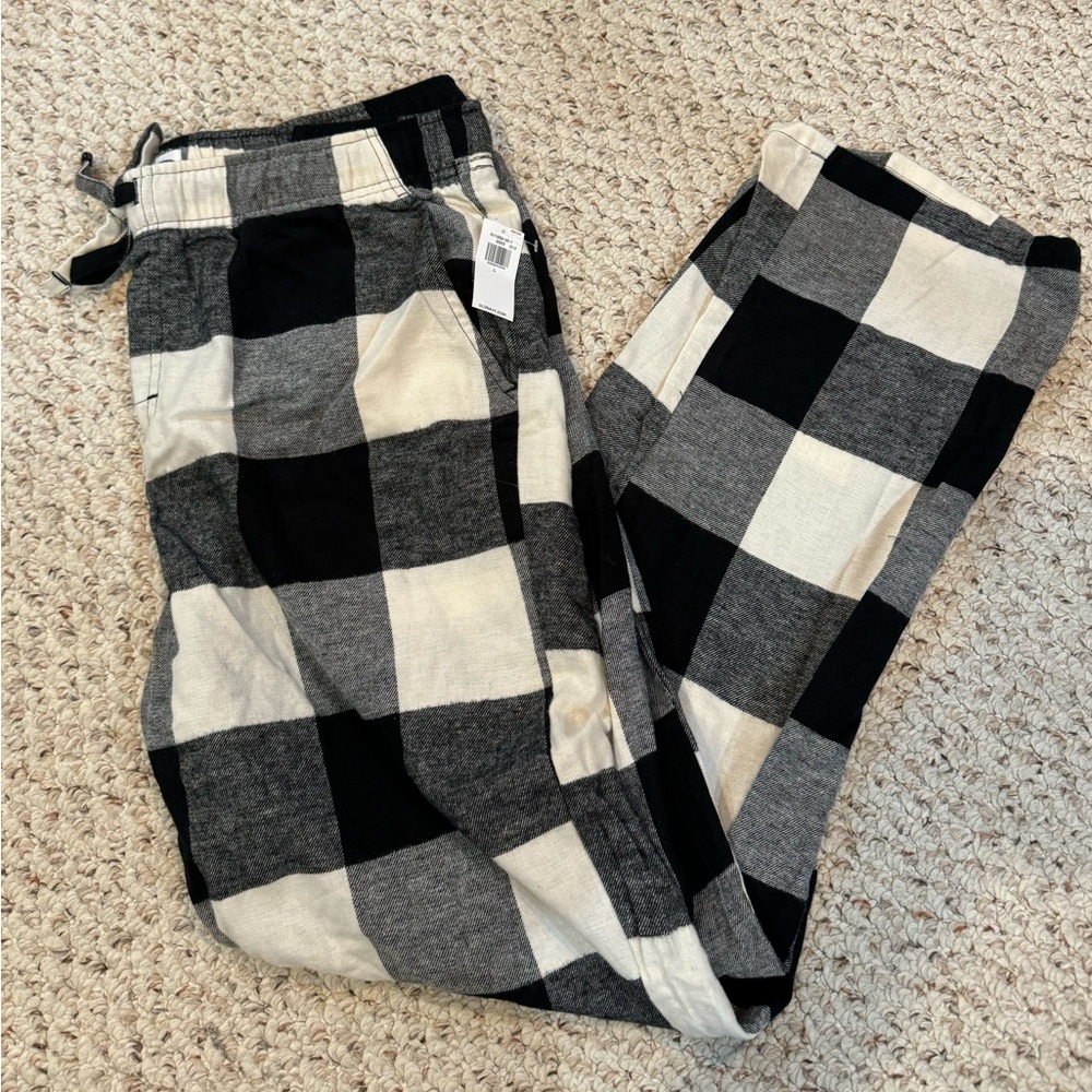 NWT: Old Navy Black and White Plaid Pajama Pants - Picture 2 of 4
